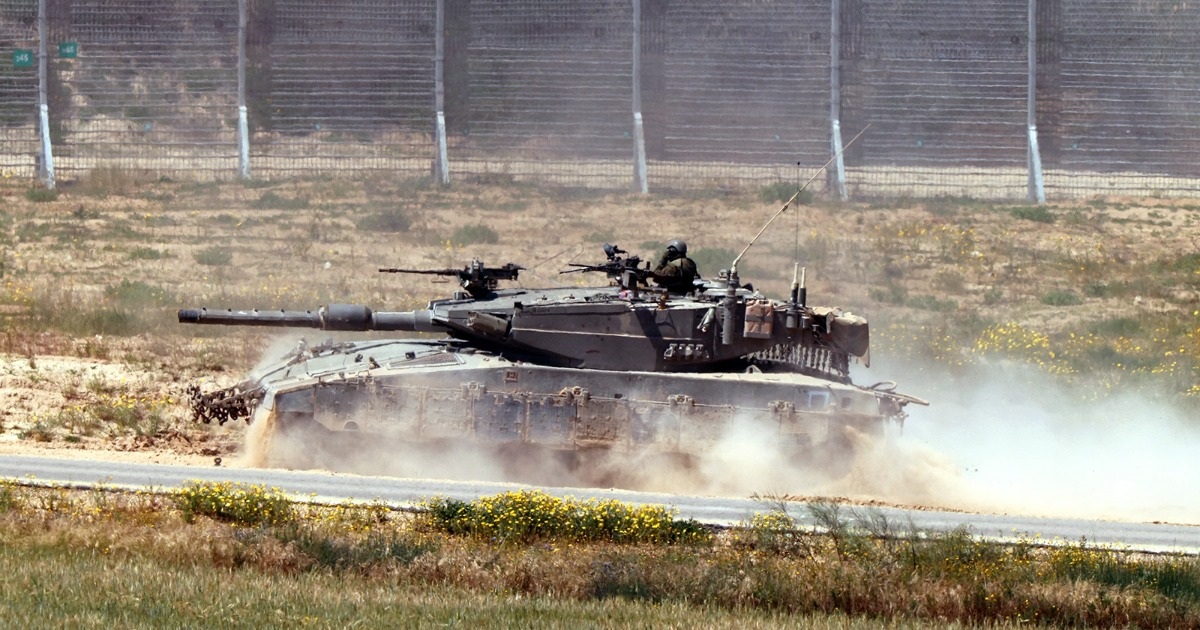 Một xe tăng của quân đội Israel di chuyển dọc biên giới Gaza và miền nam Israel (Ảnh: AFP).