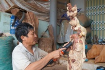 Biến gốc cây khô thành tác phẩm gỗ mỹ nghệ tiền triệu, hút khách dịp Tết