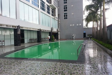 Bé trai 10 tuổi tử vong trong bể bơi khách sạn