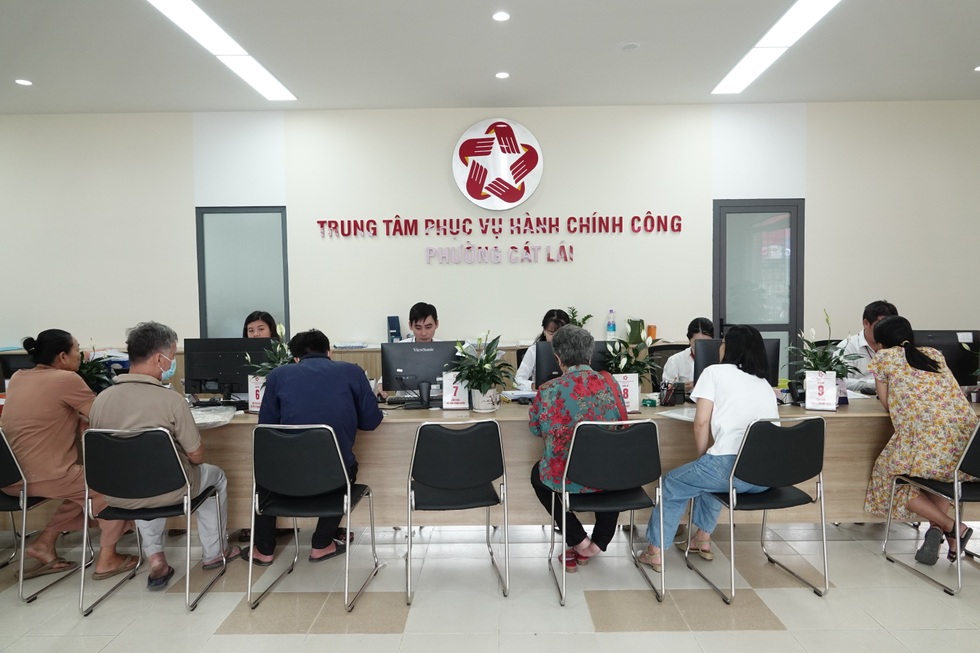 Lượng công việc tăng gấp 5 lần, công chức tăng ca đến tối muộn - 3 Lượng công việc tăng gấp 5 lần, công chức tăng ca đến tối muộn - 3