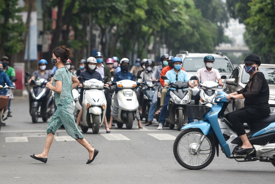 Phố phường Hà Nội đông đúc, nhiều hàng quán rậm rịch mở lại - 5 Phố phường Hà Nội đông đúc, nhiều hàng quán rậm rịch mở lại - 5