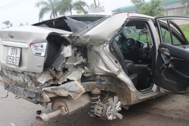 Ô tô bị tàu đâm nát, tài xế thoát chết trong gang tấc