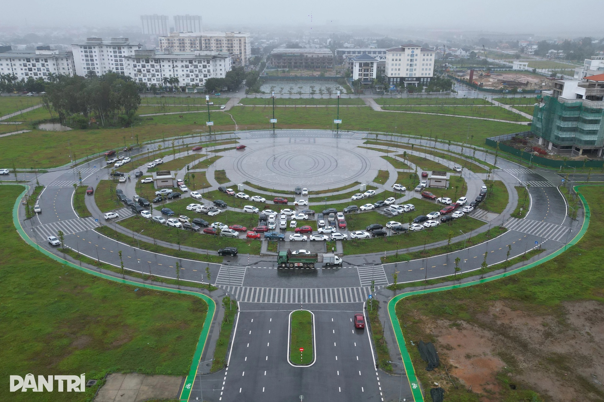 Hàng trăm ô tô đậu kín các điểm công cộng, vỉa hè để tránh lụt - 1 Hàng trăm ô tô đậu kín các điểm công cộng, vỉa hè để tránh lụt - 1