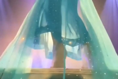 Bật mí bí mật màn thay đổi trang phục nhanh như chớp trên sân khấu