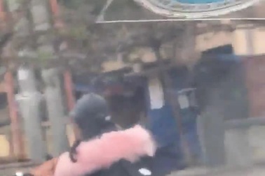 Cô gái đi xe đạp điện lao vun vút, mắt dán chặt vào điện thoại