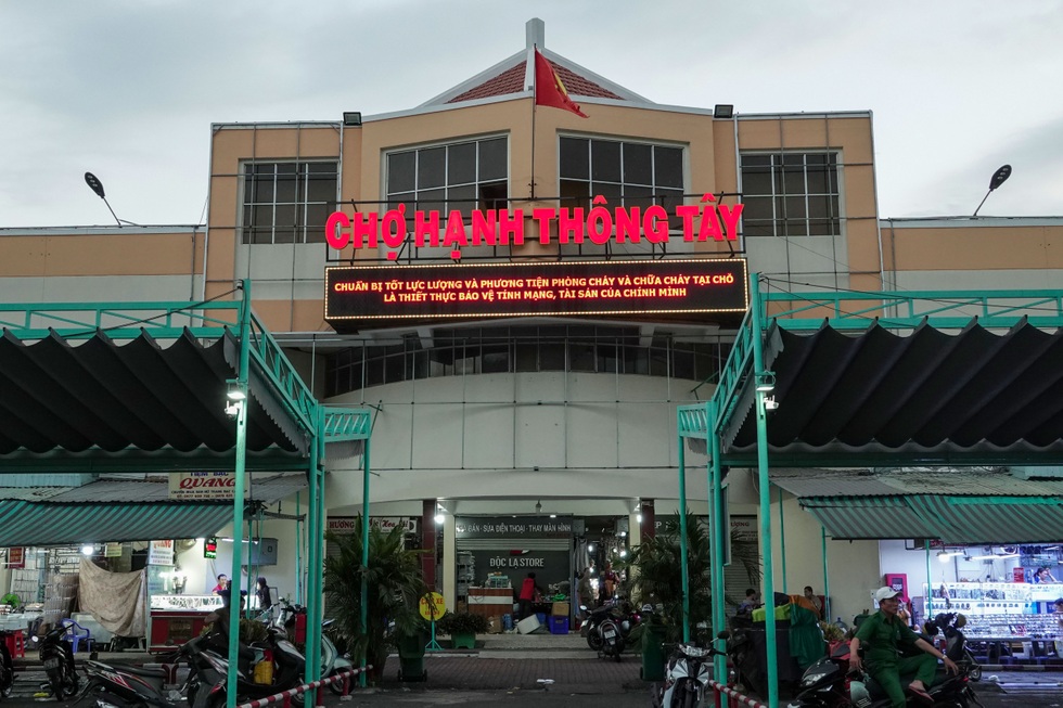 Thế tiến thoái lưỡng nan của tiểu thương chợ truyền thống - 6