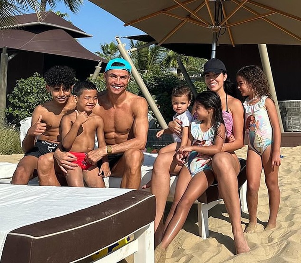 Đãi ngộ “vua chúa” của Ronaldo: Một ngày lương bằng nhiều người làm cả đời - 2 Đãi ngộ “vua chúa” của Ronaldo: Một ngày lương bằng nhiều người làm cả đời - 2