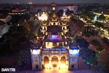 Thánh đường cổ ở "kinh đô Công giáo Việt Nam" lung linh đón Giáng sinh