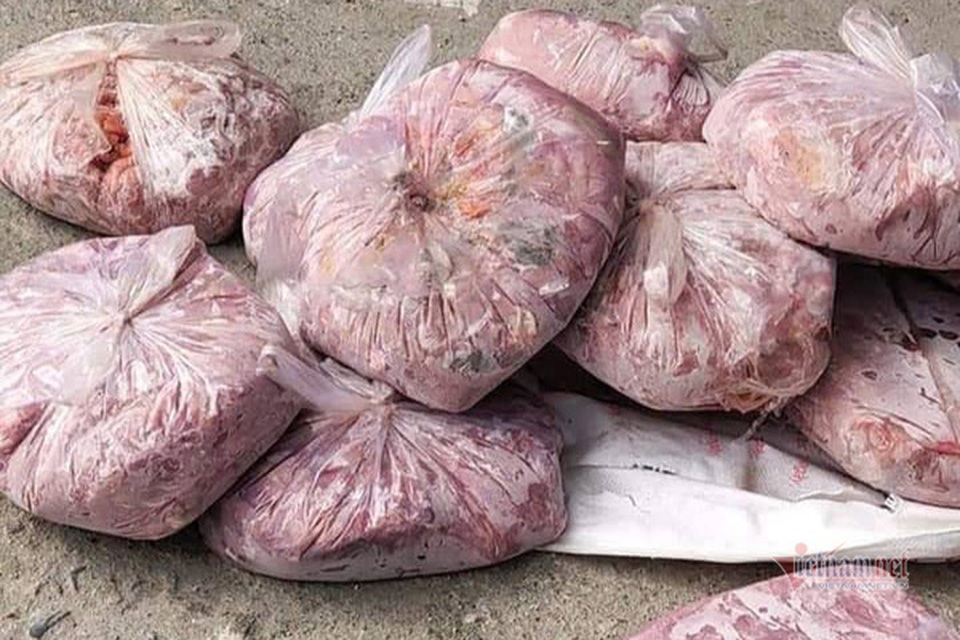 Người đàn ông thu gom, vận chuyển trái phép nhiều tấn xương chân gà - 2 Người đàn ông thu gom, vận chuyển trái phép nhiều tấn xương chân gà - 2