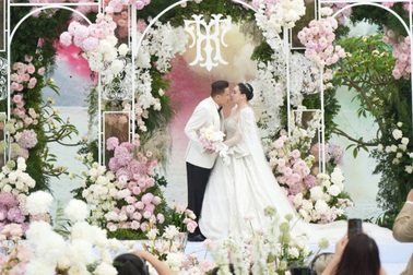 Hồ Quỳnh Hương hôn say đắm chú rể ở lễ cưới, hé lộ đã có con 2 tuổi