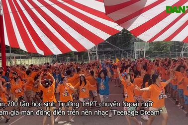 Màn đồng diễn của gần 700 tân học sinh Trường THPT Chuyên Ngoại ngữ