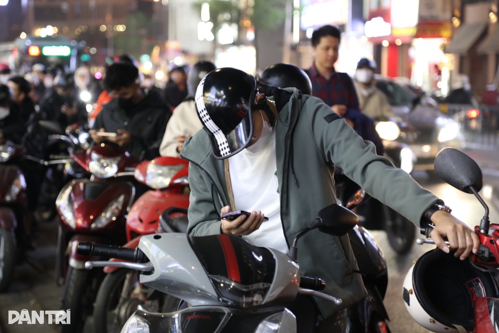 Nhiều chàng trai vạ vật đến đêm đợi người yêu sắm Tết, phố Hà Nội tắc cứng - 2 Nhiều chàng trai vạ vật đến đêm đợi người yêu sắm Tết, phố Hà Nội tắc cứng - 2
