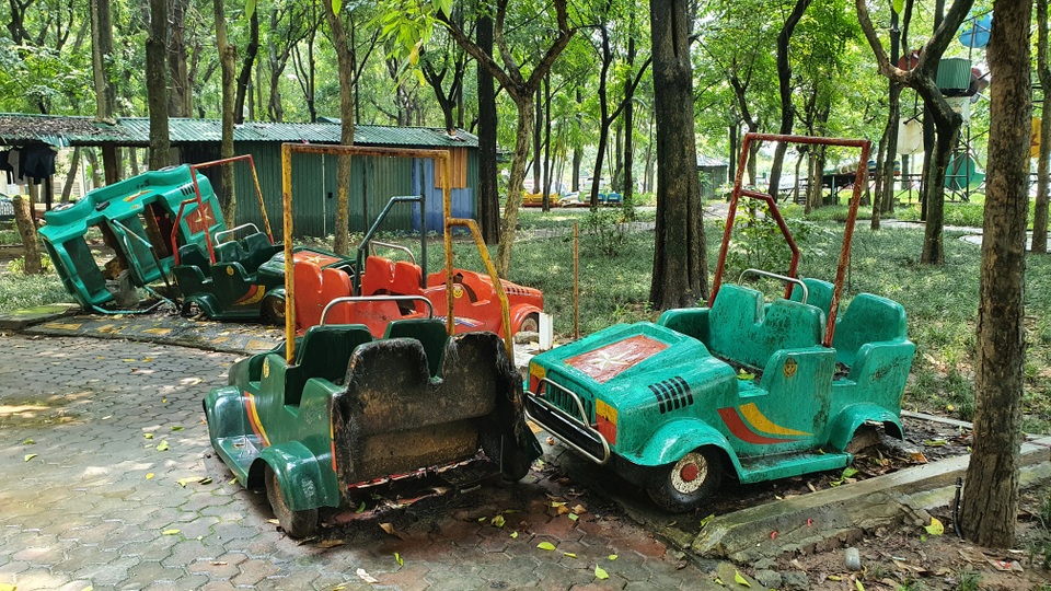 Công viên nhếch nhác, xập xệ trong khu đô thị kiểu mẫu ở Hà Nội - 8 Công viên nhếch nhác, xập xệ trong khu đô thị kiểu mẫu ở Hà Nội - 8