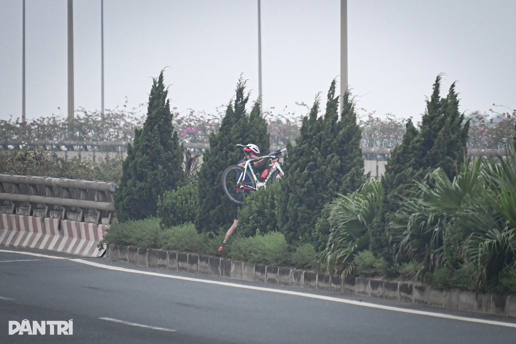 Nháo nhào vác xe đạp bỏ chạy khi bị phát hiện đi vào làn đường 80km/h - 5 Nháo nhào vác xe đạp bỏ chạy khi bị phát hiện đi vào làn đường 80km/h - 5