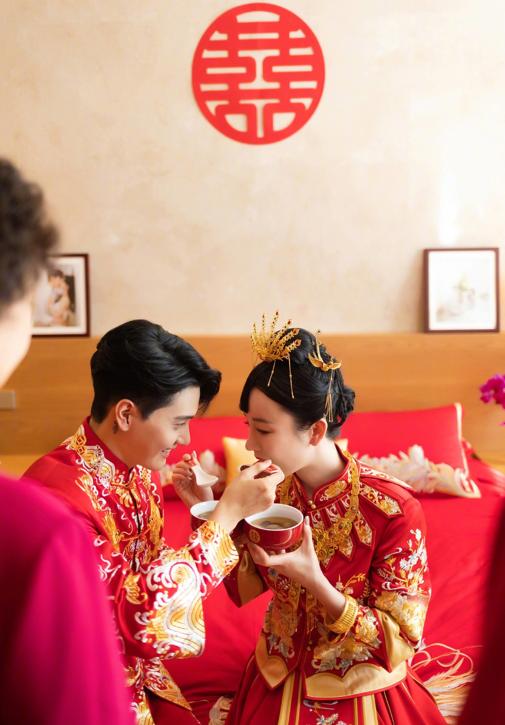 Nàng Vương Ngữ Yên Trương Mông đeo trĩu vàng, rạng rỡ trong ngày cưới - 3 Nàng Vương Ngữ Yên Trương Mông đeo trĩu vàng, rạng rỡ trong ngày cưới - 3