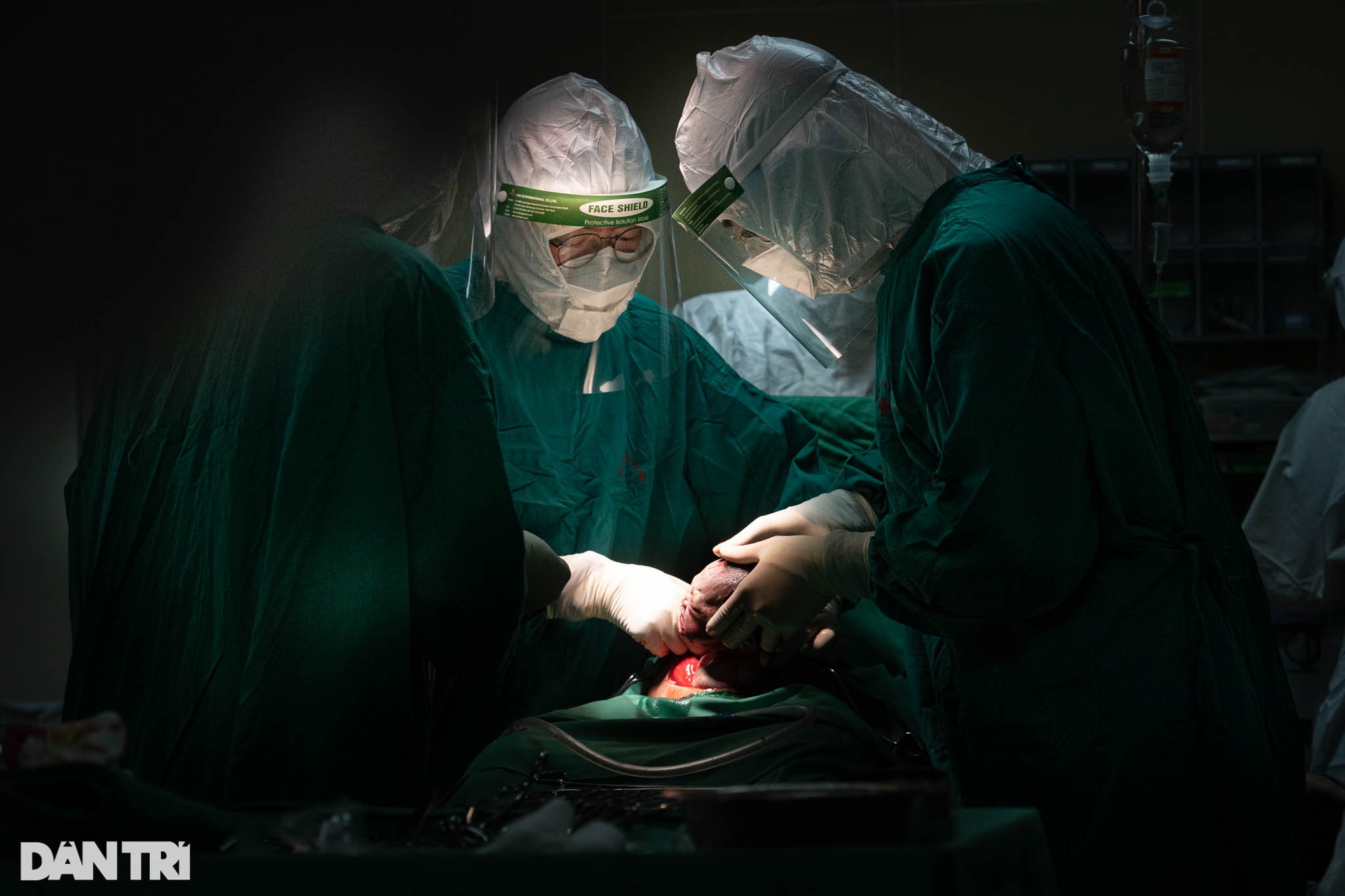 Khoảnh khắc sự sống nảy mầm giữa khu điều trị sản phụ F0 ở Hà Nội - 13 Khoảnh khắc sự sống nảy mầm giữa khu điều trị sản phụ F0 ở Hà Nội - 13