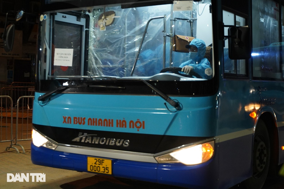 Hình ảnh hàng trăm công dân Hà Nội được di dời khỏi ổ dịch Thanh Xuân Trung - 8 Hình ảnh hàng trăm công dân Hà Nội được di dời khỏi ổ dịch Thanh Xuân Trung - 8