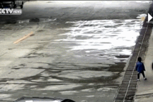 Đừng để trẻ em chơi gần xe ô tô!