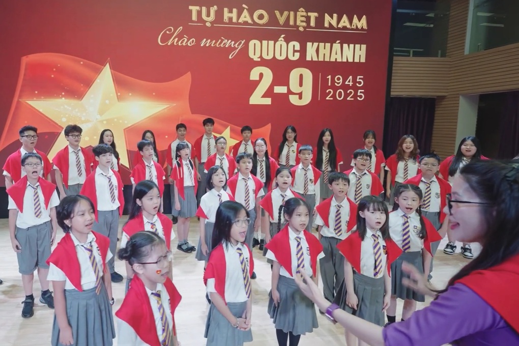 សិស្សានុសិស្ស និងលោកគ្រូអ្នកគ្រូជិត៤០០នាក់ច្រៀងបទ Tien Quan Ca - ១ Gần 400 học sinh, giáo viên hòa giọng hát Tiến quân ca - 1