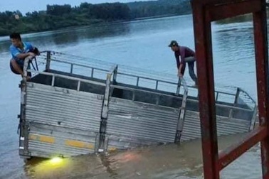 Xe tải "bơi" dưới sông, tài xế và phụ xe leo thùng hàng kêu cứu