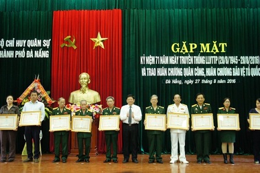 Đà Nẵng: Trao, truy tặng Huân chương cho 105 cán bộ quân đội nghỉ hưu