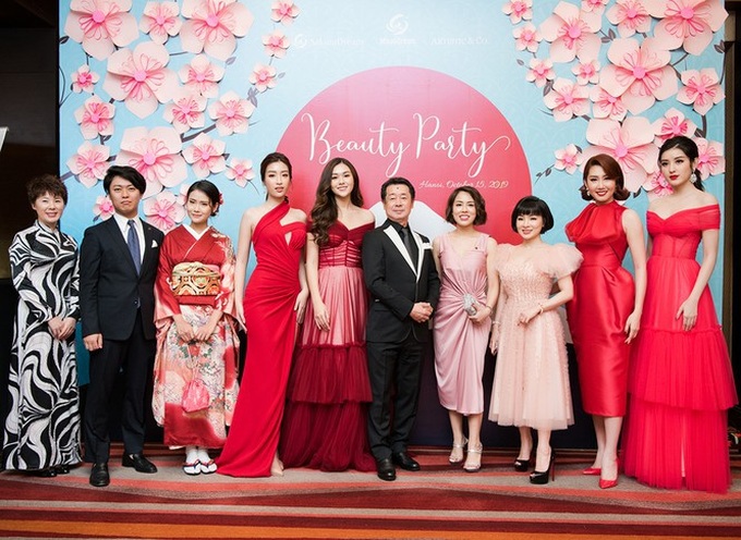 Tường San-Huyền My khoe vai trần nuột nà, Đỗ Mỹ Linh diện váy xẻ táo bạo - Ảnh 16. Tường San-Huyền My khoe vai trần nuột nà, Đỗ Mỹ Linh diện váy xẻ táo bạo - Ảnh 16.