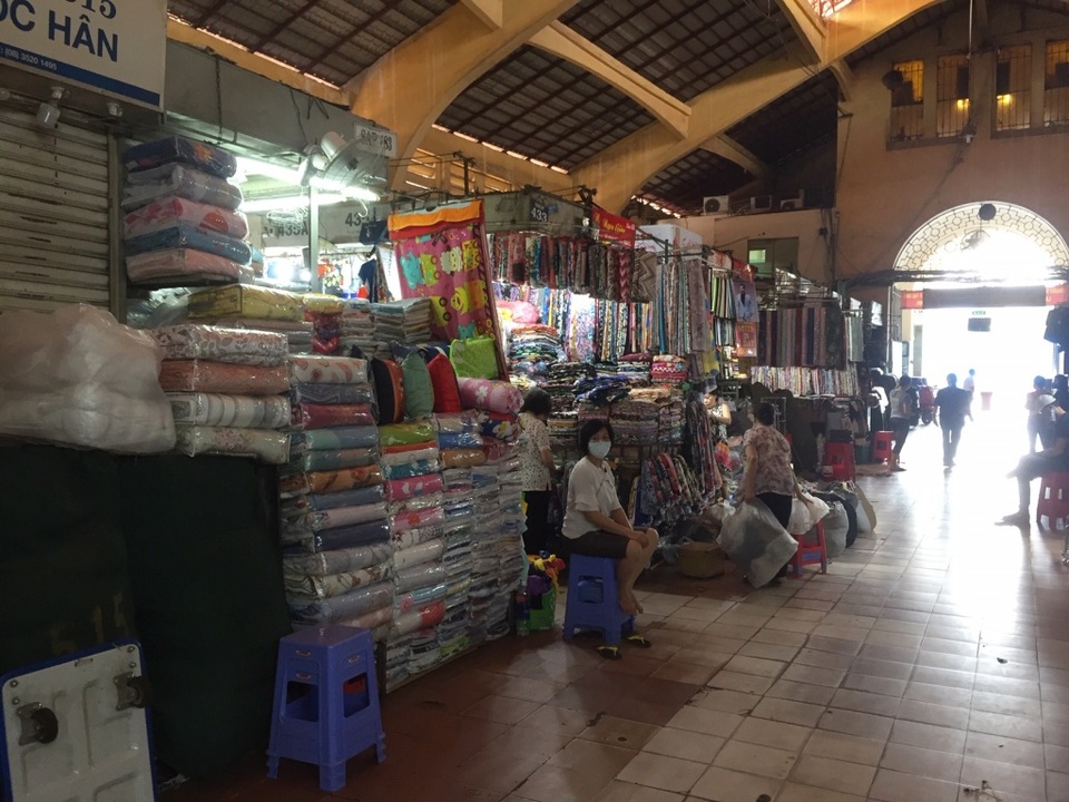 Hàng loạt quầy, sạp tại chợ Bến Thành vẫn “cửa đóng, then cài” vì ế khách - 17 Hàng loạt quầy, sạp tại chợ Bến Thành vẫn “cửa đóng, then cài” vì ế khách - 17