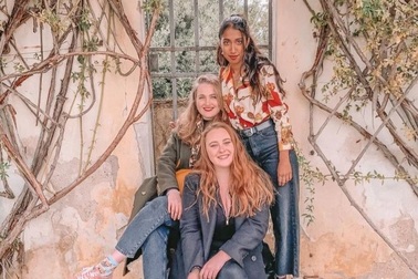 "Mất toi" kỳ nghỉ hơn 90 triệu đồng chỉ vì cuốn hộ chiếu bị mốc