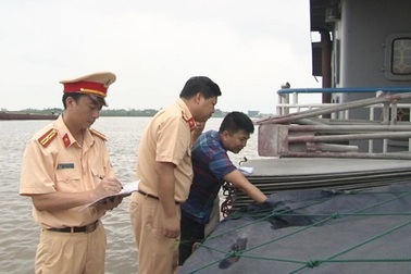 Bắt tàu chở 1.450 tấn than "lậu"