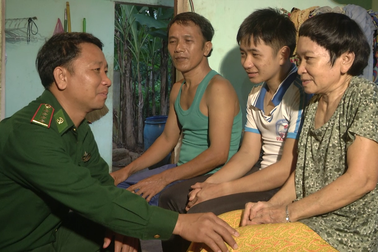 Nghĩa tình của chiến sĩ mang quân hàm xanh với học sinh nghèo