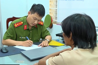 Tài xế hoang báo bị 3 người dùng dây siết cổ, cướp xe ở TPHCM