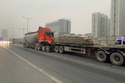 Hai xe đầu kéo đâm nhau trên Vành đai 3, một người bị thương