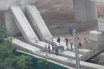 Ảnh hiện trường vụ sập dầm cầu Thanh Trì