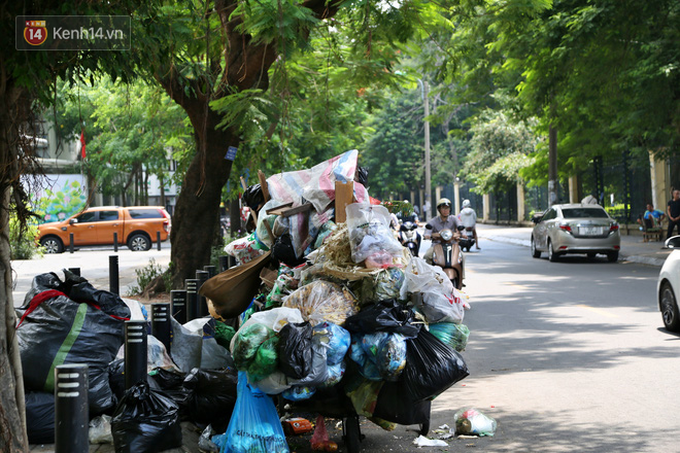 Ảnh: Đường phố Hà Nội ngập trong biển rác, nhiều người dân phải di tản vì phát ốm với mùi hôi thối - Ảnh 3.