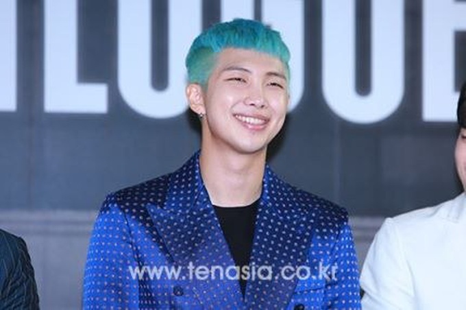 Concert đen tối năm 2016 của BTS: RM bị “ném đá”, giễu cợt khi mơ ước được Daesang, cả nhóm bị “tổng tấn công” với cáo buộc đạo nhái - Ảnh 3. Concert đen tối năm 2016 của BTS: RM bị “ném đá”, giễu cợt khi mơ ước được Daesang, cả nhóm bị “tổng tấn công” với cáo buộc đạo nhái - Ảnh 3.