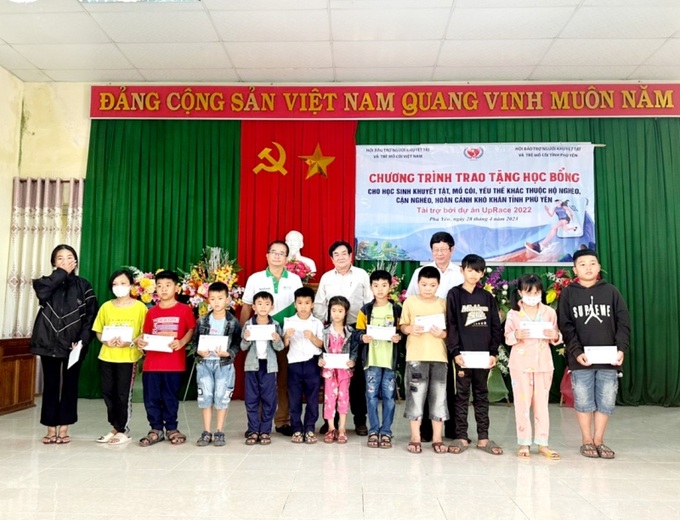 Trao học bỗng cho trẻ em khuyết tật và mồ côi