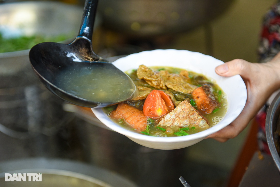 Quán bún đầu cá độc nhất Hà Nội, bà chủ bán cả tạ cá một ngày - 11 Quán bún đầu cá độc nhất Hà Nội, bà chủ bán cả tạ cá một ngày - 11