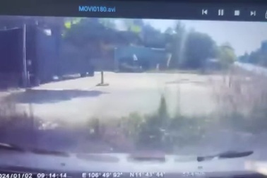 Ô tô quay đầu ẩu suýt gây họa cho xe chạy phía sau