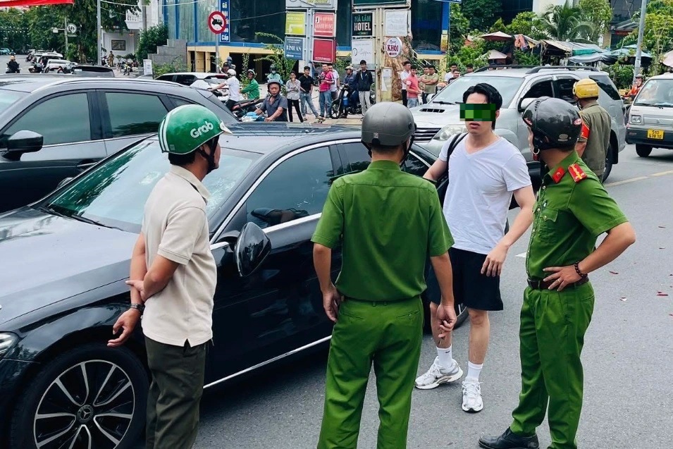 Người đàn ông chặn đầu ô tô Mercedes rồi đập phá ở TPHCM - 2