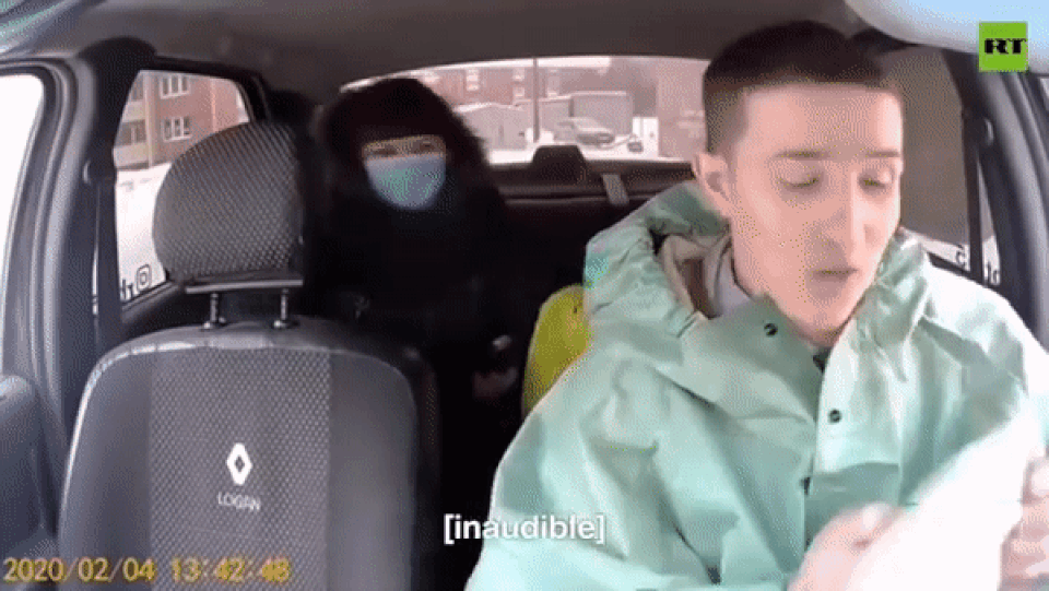 Tài xế lái taxi đeo mặt nạ phòng độc trước khi chở khách - 1