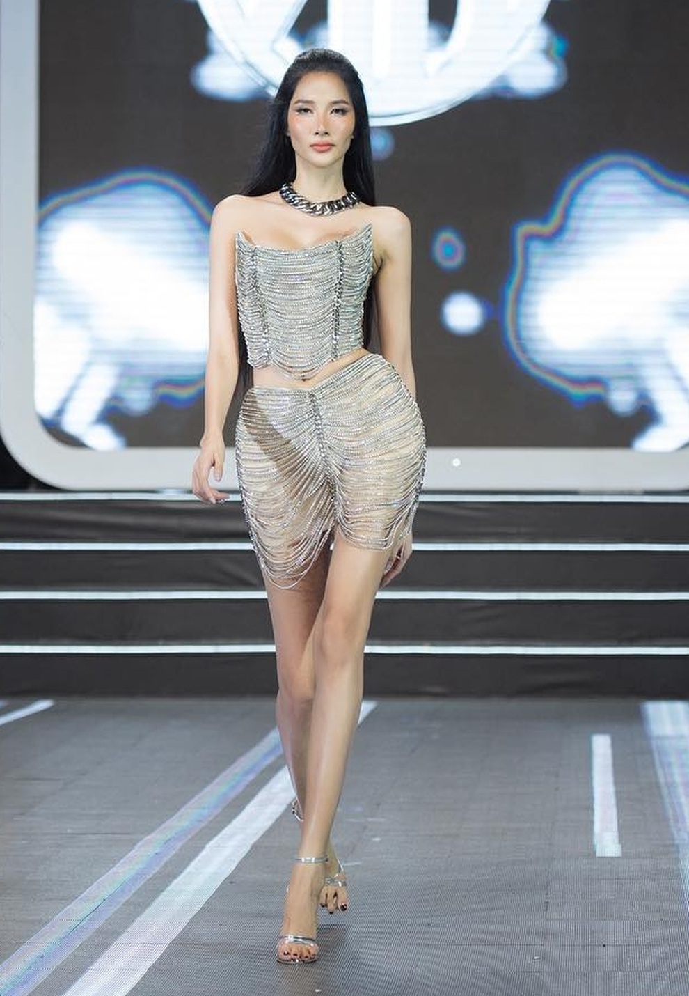 Minh Tú, Hoàng Thùy gợi cảm diễn show đầu tiên sau giãn cách - 4 Minh Tú, Hoàng Thùy gợi cảm diễn show đầu tiên sau giãn cách - 4