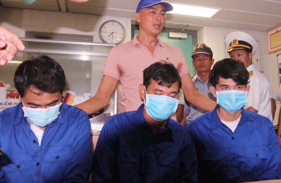 3 ngư dân sống sót kỳ diệu sau 48 giờ trôi dạt trên biển đã về bờ an toàn - 1 3 ngư dân sống sót kỳ diệu sau 48 giờ trôi dạt trên biển đã về bờ an toàn - 1