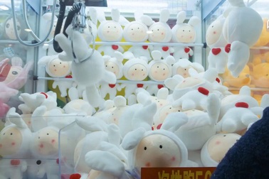 Người đàn ông rinh về hơn 15.000 thú bông từ máy gắp đồ