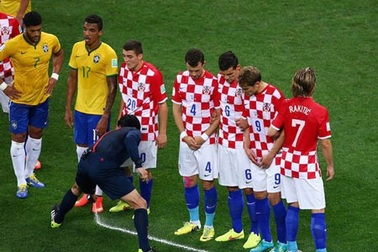 Premier League 2014-15 sẽ áp dụng bình xịt vạch sơn tự hủy