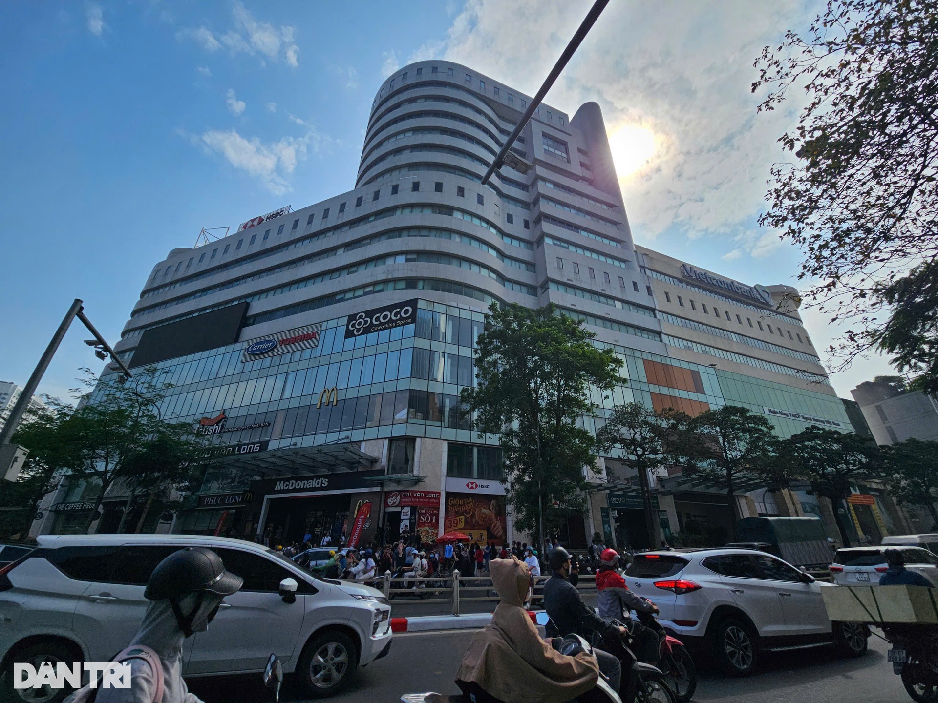 Hiện trường vụ cháy tòa nhà 18 tầng trên phố Thái Hà ở Hà Nội - 2 Hiện trường vụ cháy tòa nhà 18 tầng trên phố Thái Hà ở Hà Nội - 2