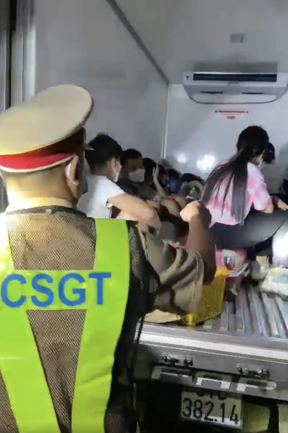Giấu 15 người trong thùng xe đông lạnh thông chốt kiểm dịch - 3 Giấu 15 người trong thùng xe đông lạnh thông chốt kiểm dịch - 3