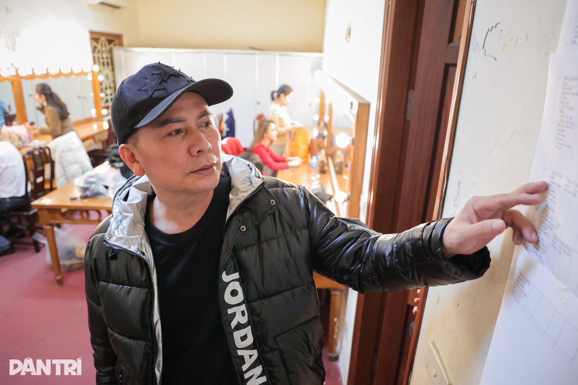 Chí Trung được Lương Thu Trang đánh son, gây cười khi đội nón, mặc áo mưa - 8 Chí Trung được Lương Thu Trang đánh son, gây cười khi đội nón, mặc áo mưa - 8