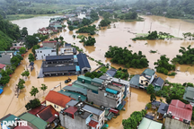 Ô tô mắc kẹt trên phố, nhà cửa ngập trong "biển nước" ở TP Hà Giang