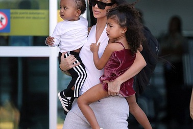 Kim Kardashian làm mẹ đảm