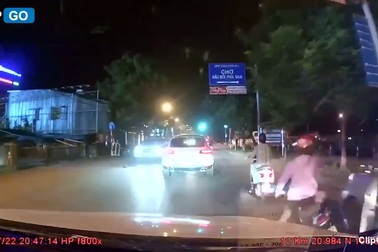 Mở cửa xe bất cẩn, đẩy xe máy ngã trước mũi ô tô